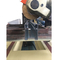 Machine de laminage à rouleaux à fermeture à rouleaux avec remplissage en ligne d'un joint en caoutchouc antibruit