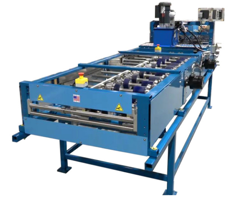 Machine de formage de rouleaux de paroi métallique et de profilés soffits pour des produits finaux lisses et beaux