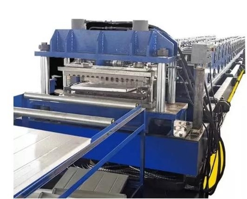 Machine de formage de rouleaux de tôle d'acier à conduite en chaîne Flux de traitement du déroulant Coupe automatique