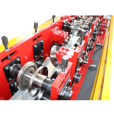 Machine de formage à rouleaux de profil galvanisé de métal et de rail