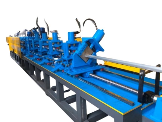 Machine de formage de rouleaux à fente et à piste polyvalente pour des formes et des tailles de fente personnalisées