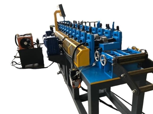Machine de formage de rouleaux à fente et à piste polyvalente pour des formes et des tailles de fente personnalisées
