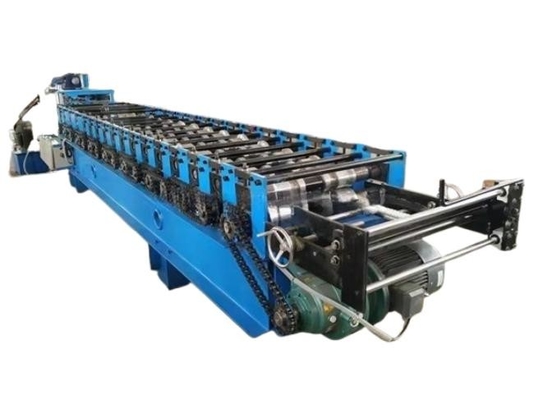Machine de formage de rouleaux de paroi métallique et de profilés soffits pour des produits finaux lisses et beaux