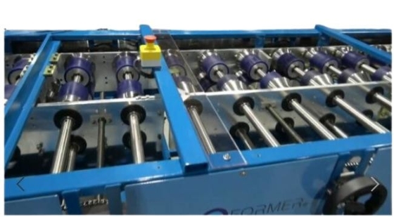 Machine de formage de rouleaux de paroi métallique et de profilés soffits pour des produits finaux lisses et beaux
