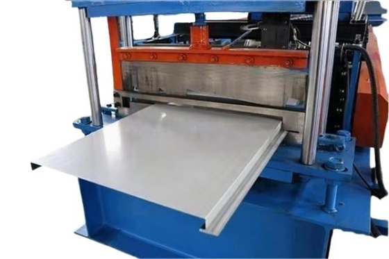 Machine de formage de rouleaux de paroi métallique et de profilés soffits pour des produits finaux lisses et beaux
