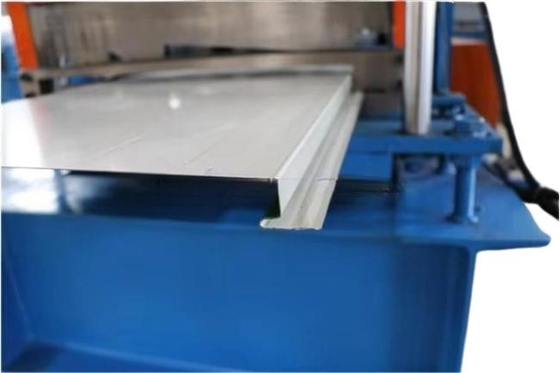 Machine de formage de rouleaux de paroi métallique et de profilés soffits pour des produits finaux lisses et beaux