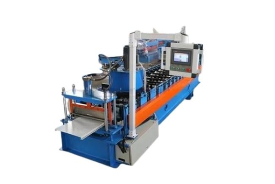 Machine de formage de rouleaux de paroi métallique et de profilés soffits pour des produits finaux lisses et beaux