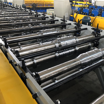 Machine de formage de rouleaux de revêtement de toit à haute vitesse et de haute qualité