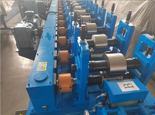 Machine de formage de rouleau flashing pour une production optimale de bord de goutte à goutte