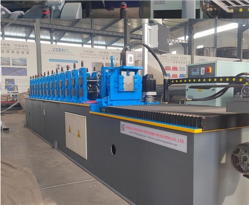 Machine de formage de rouleau flashing pour une production optimale de bord de goutte à goutte