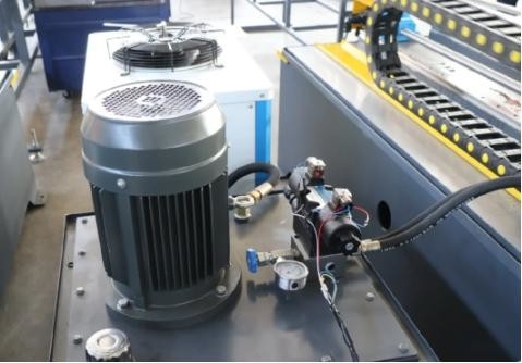 Machine de formage de rouleau flashing pour une production optimale de bord de goutte à goutte