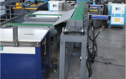 Machine de formage de rouleau flashing pour une production optimale de bord de goutte à goutte