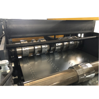 Machine de formage de rouleaux métalliques composites à revêtement de sol personnalisable