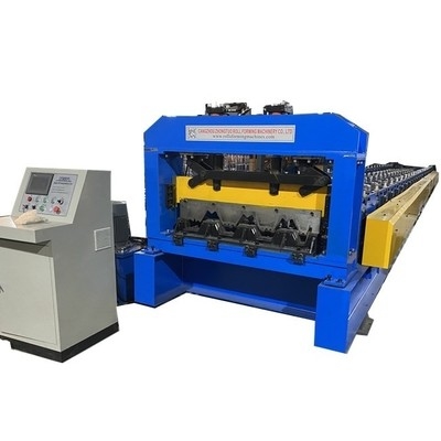 Machine de formage de revêtements de sol métalliques pour système de revêtements de toit de type A