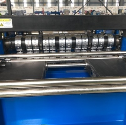 Machine de formage de revêtements de sol métalliques pour système de revêtements de toit de type A