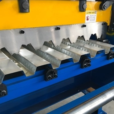 Machine de formage de revêtements de sol métalliques pour système de revêtements de toit de type A