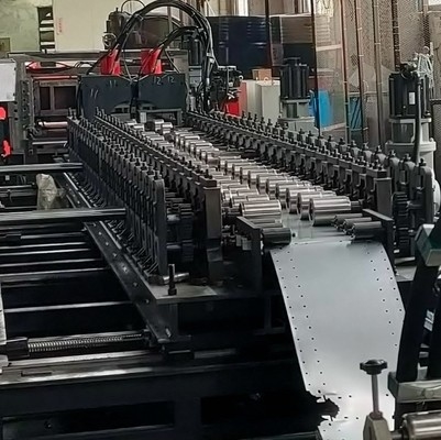 Machines de formage de rouleaux de palettes à rayonnages à fente pour centres de distribution
