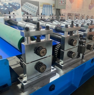 Versatile étape carreaux de toiture de tôles de laminage machine de formage en russe