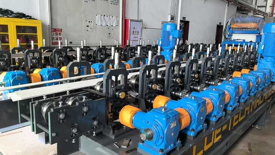 Machine de formage de rouleaux pour l'acier et l'aluminium avec des capacités d'épaisseur allant de 30 à 16 gauge