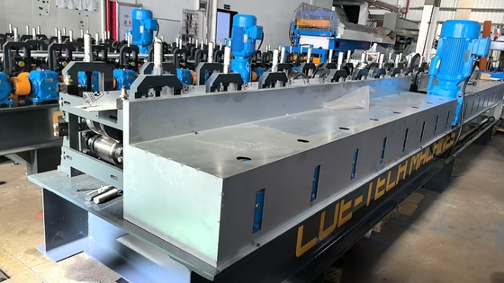 Machine de formage de rouleaux pour l'acier et l'aluminium avec des capacités d'épaisseur allant de 30 à 16 gauge