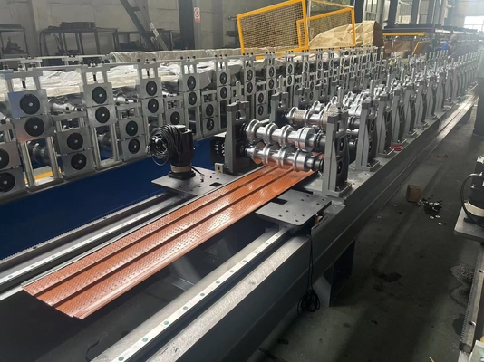 Système de contrôle et de cisaillement automatique Soffit Panneau Rolling Forming Machine pour un fonctionnement en douceur