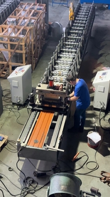 Système de contrôle et de cisaillement automatique Soffit Panneau Rolling Forming Machine pour un fonctionnement en douceur