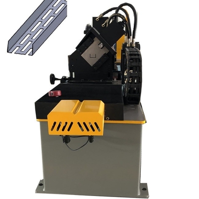 Machine de formage de rouleaux de profilés en U métallique avec trous de laminage