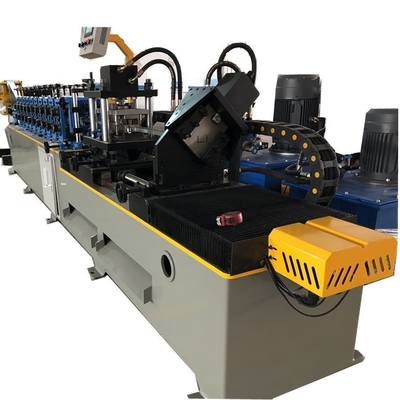 Machine de formage de rouleaux de profilés en U métallique avec trous de laminage