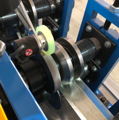 Machine de formage de rouleaux de profilés en U métallique avec trous de laminage