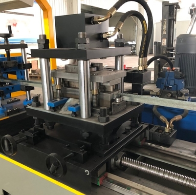 Machine de formage de rouleaux de profilés en U métallique avec trous de laminage