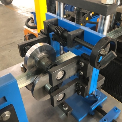 Machine de formage de rouleaux de profilés en U métallique avec trous de laminage