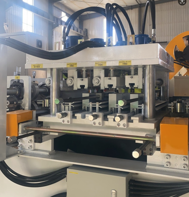 Machine de formage à laminage à l'aide d'une ligne de roulement intelligente CZ après coupure avec trous de perçage personnalisés