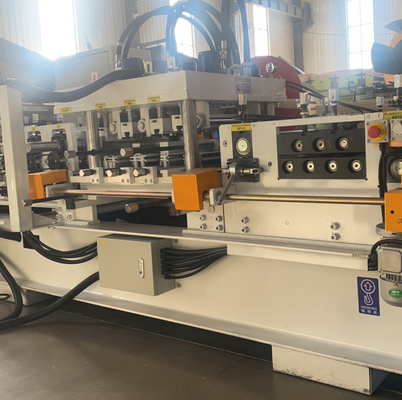 Machine de formage à laminage à l'aide d'une ligne de roulement intelligente CZ après coupure avec trous de perçage personnalisés