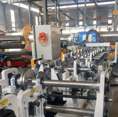 Machine de formage à laminage à l'aide d'une ligne de roulement intelligente CZ après coupure avec trous de perçage personnalisés