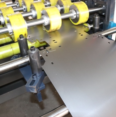 Machine de formage de rouleaux de panneaux métalliques pour étagères de supermarché