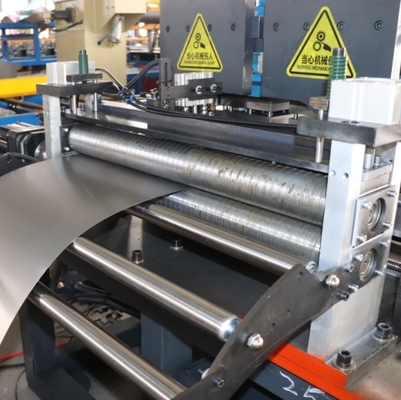 Machine de fabrication de panneaux de tôle de revêtement murale métallique