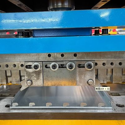 Machine à profiler pour panneau arrière d'étagère de supermarché en métal