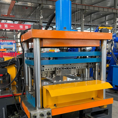 Machine à profiler pour panneau arrière d'étagère de supermarché en métal