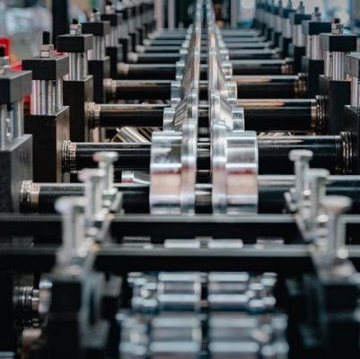 Machine de laminage à profilée de tube de déviation