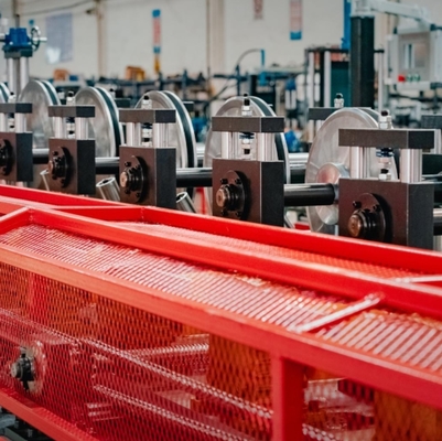 Machine à rouler les profilés de tubes déflecteurs en aluminium pour la fabrication de bandes décoratives de plafond