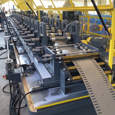 Machine à profilés de rails multi-fentes avec montants et rails normaux pour le Canada