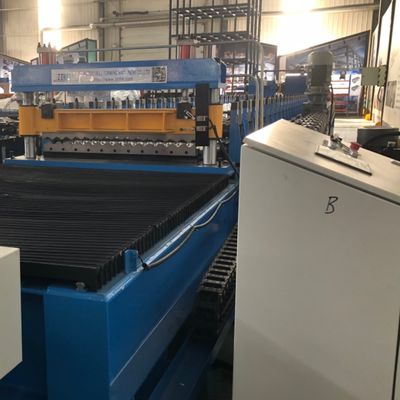 Machine de formage de tôles ondulées de toits métalliques
