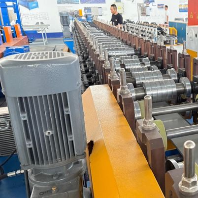 Machine de formage de crête réglable en largeur