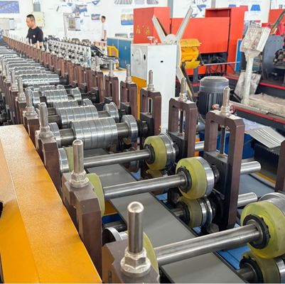 Machine de formage de crête réglable en largeur