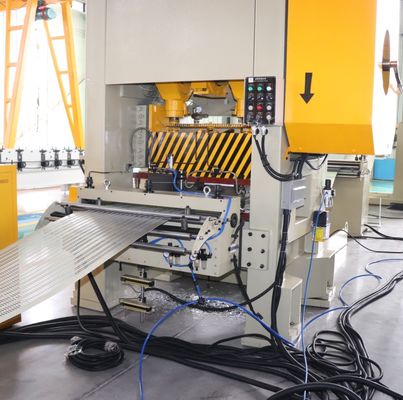 Ligne de production automatique de perforation et de découpe