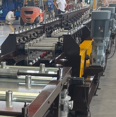 Machine de formage de rouleaux de profilés de plateau de câbles et de couverture