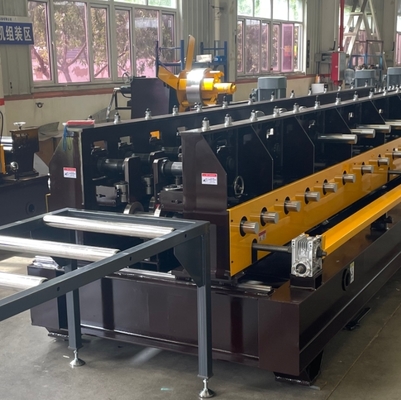 Machine de formage de rouleaux de profilés de plateau de câbles et de couverture