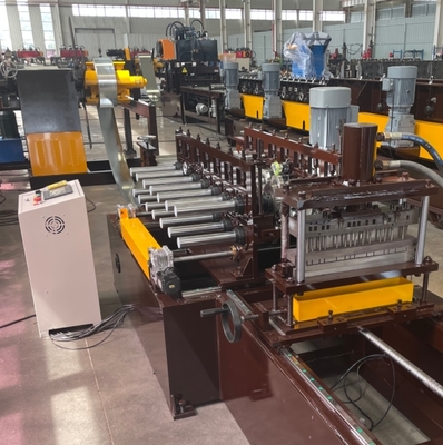Machine de formage de rouleaux de profilés de plateau de câbles et de couverture